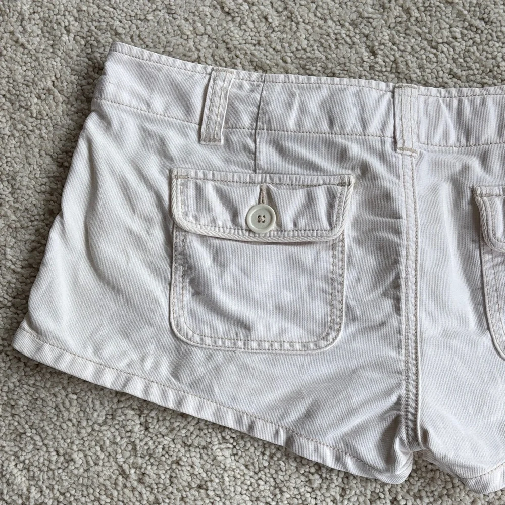 Vintage Hollister Women's Cream Cargo Shorts - Picture 8 of 12
